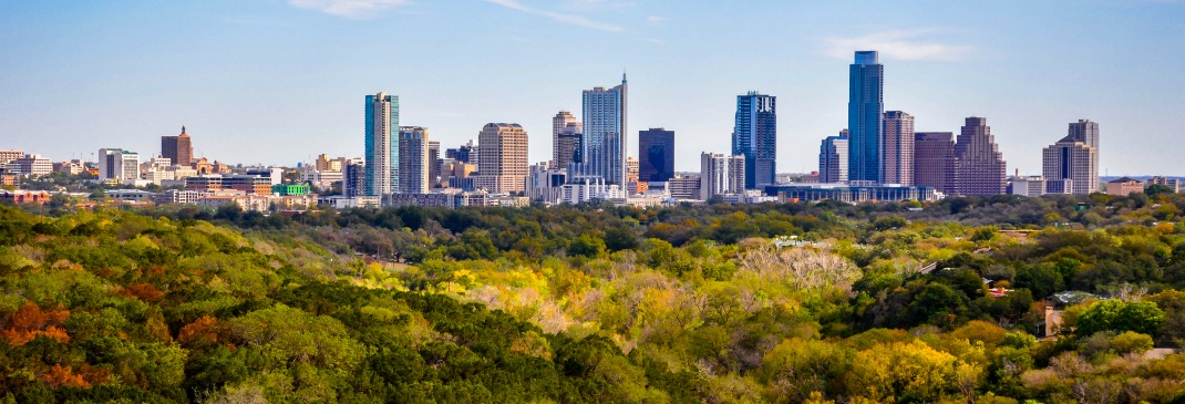 Austin Skyline mit Bäumen.